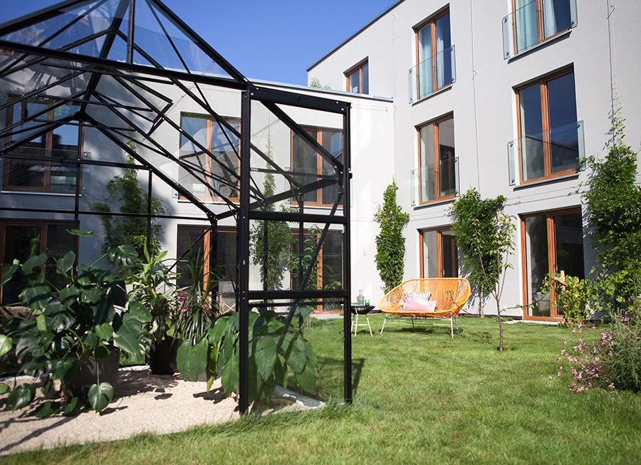 Garten mit Gewächshaus
